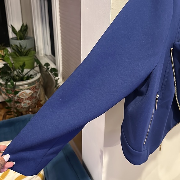 Thalia crop blazer with gold zippers - Picture 2 of 3